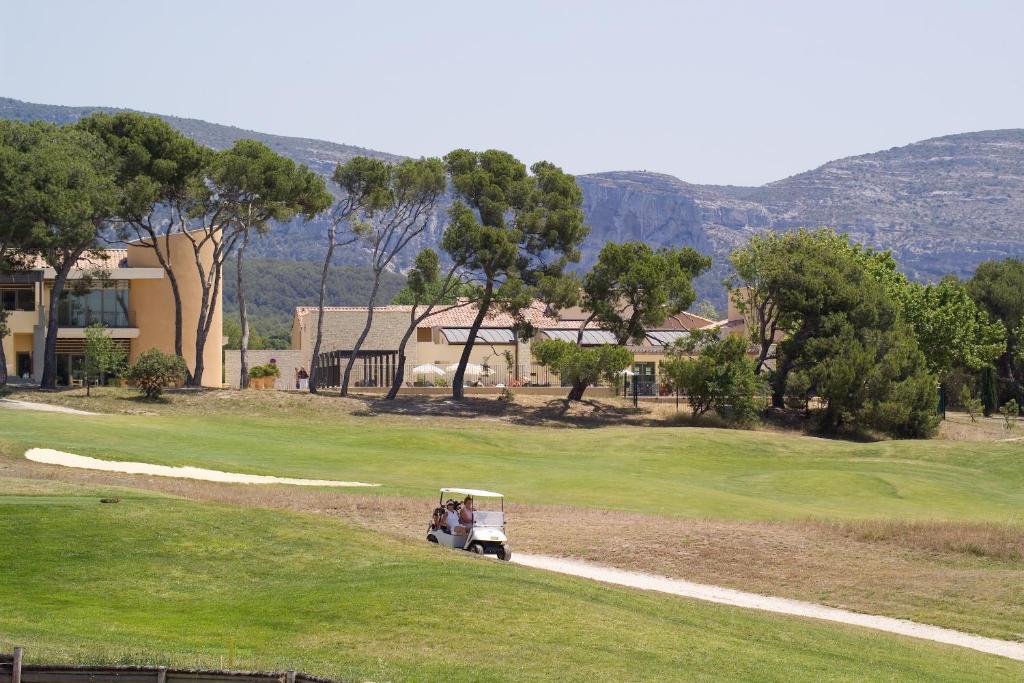 Madame Vacances Residence Provence Country Club Saumane-de-Vaucluse Exterior photo